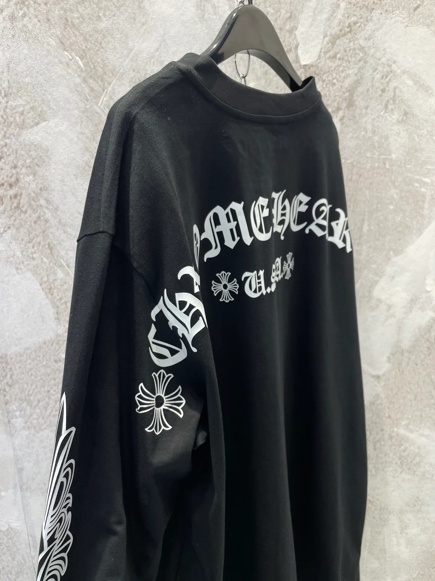 P370 Chrome Hearts Black Cross Flower Silver Button Henley Collar Long Sleeve, 220G pure cotton fabric, soft and comfortable, perfect for autumn and winter! Antique silver cross flower buttons on the front + cross flower print on the arms, full of gothic dark style. It has a slim fit and is suitable for both men and women. It looks cool when worn with overalls or jeans, and can be easily worn for daily outings and street wear. Customized accessories + complete three standards, detail control is a must! Size SIZE: S M L